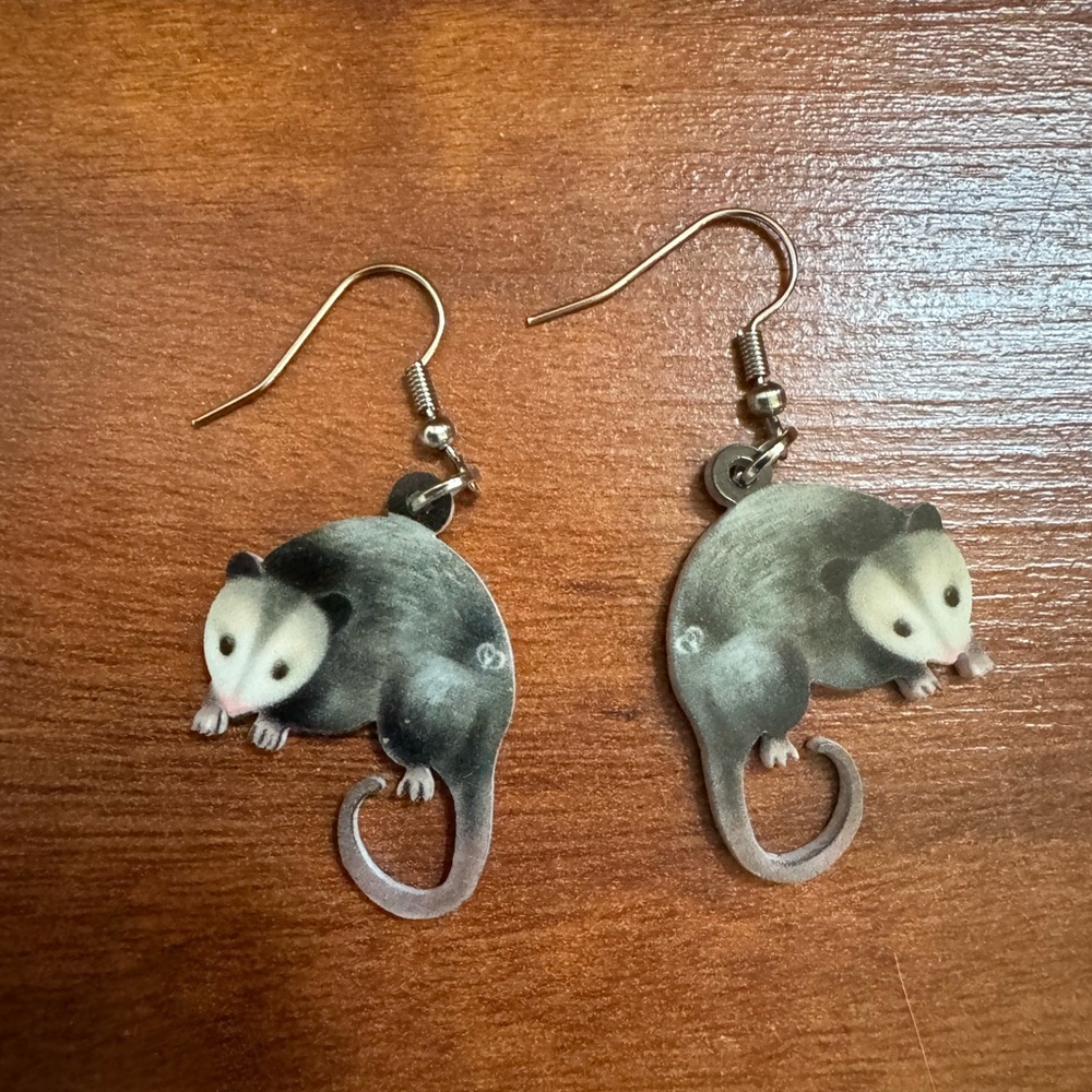 ADORABLE OPOSSUM EARRINGS 🤩🤗💕💕‼️‼️❤️❤️❤️ - Picture 1 of 3